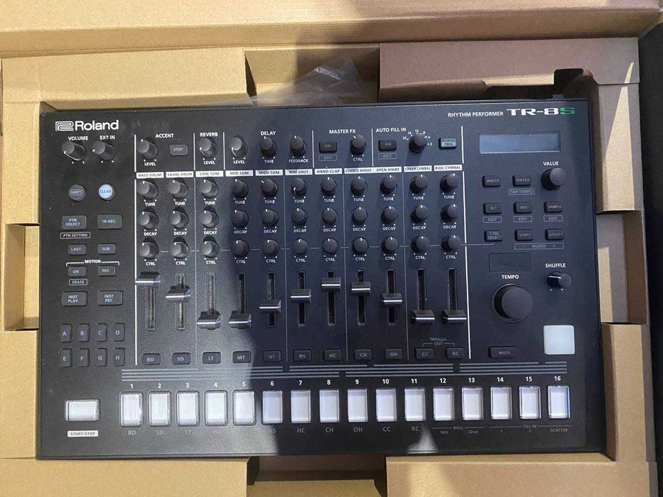 Драм-машина Roland TR-8S