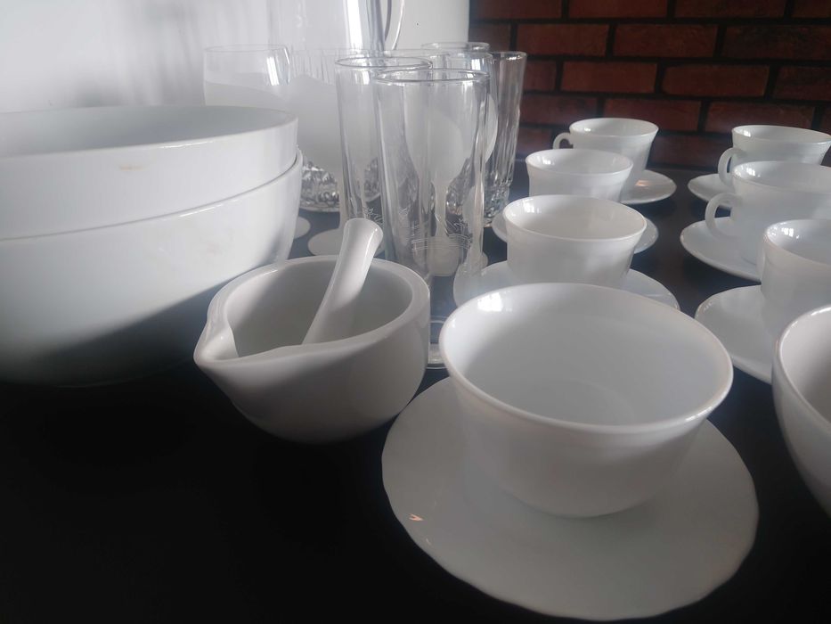 miski, filiżanki, talerze, kieliszki, szklanki, dzbanek, moździeż