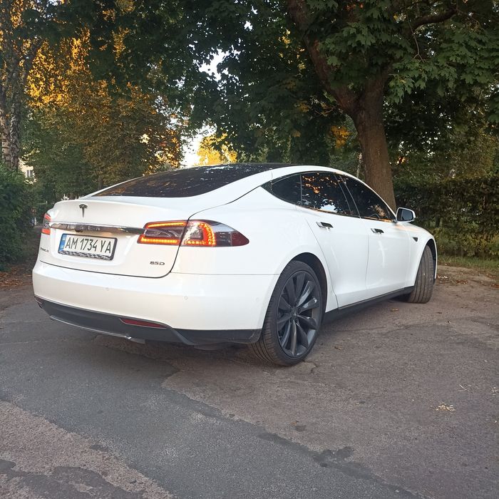 Tesla Model s85d