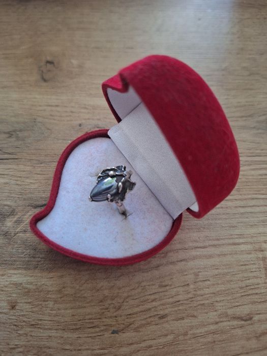 Stary srebrny pierścionek z hematytem