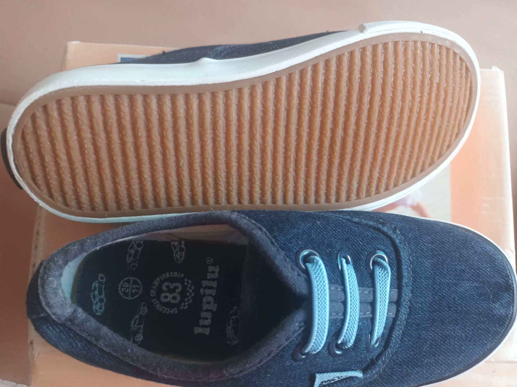Sapatilhas em tecido para criança