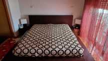 Cama de casal com arrumação inclui camiseiro com gavetas