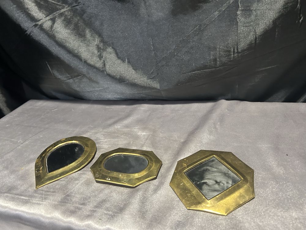Zestaw trzech luster w złotych ramach – różne kształty –do powieszenia