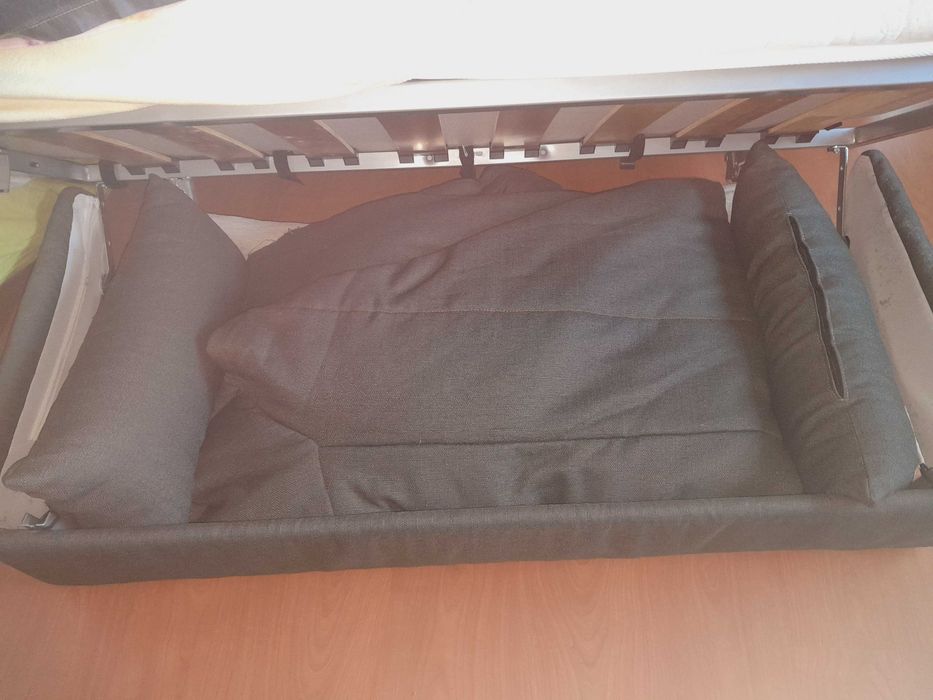 Sofá  cama com espaço para  arrumação