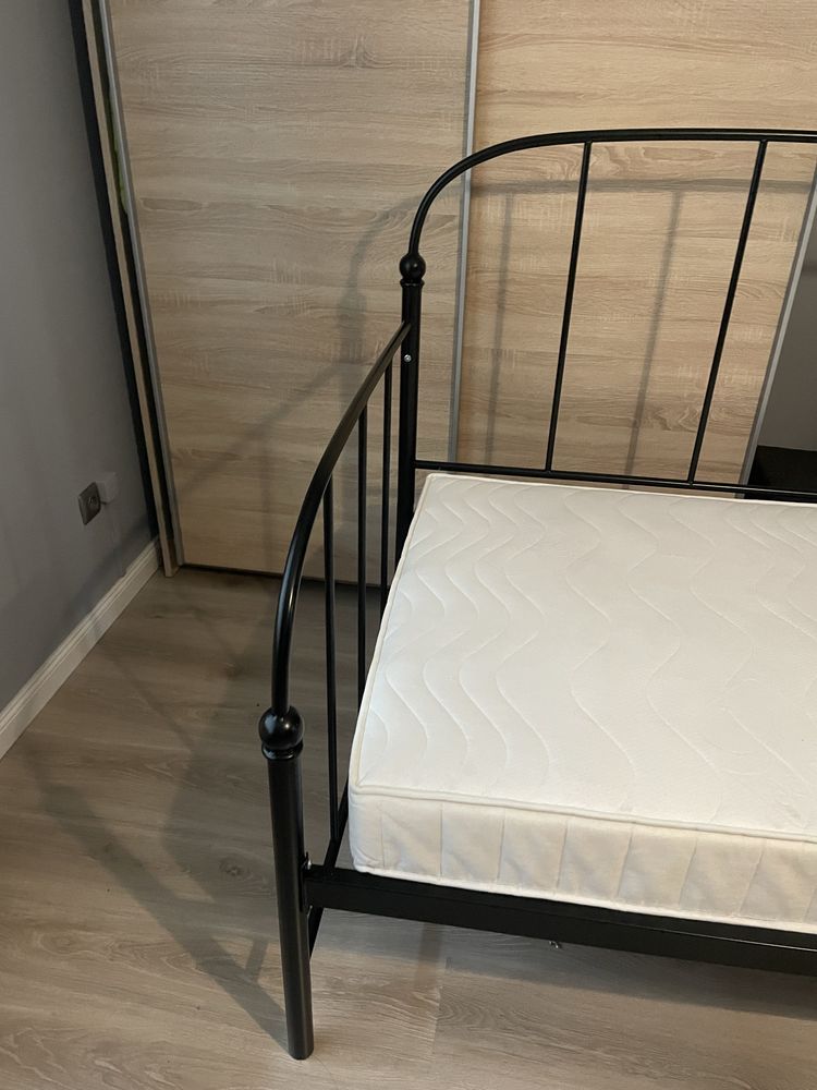 Łóżko metalowe z materacem