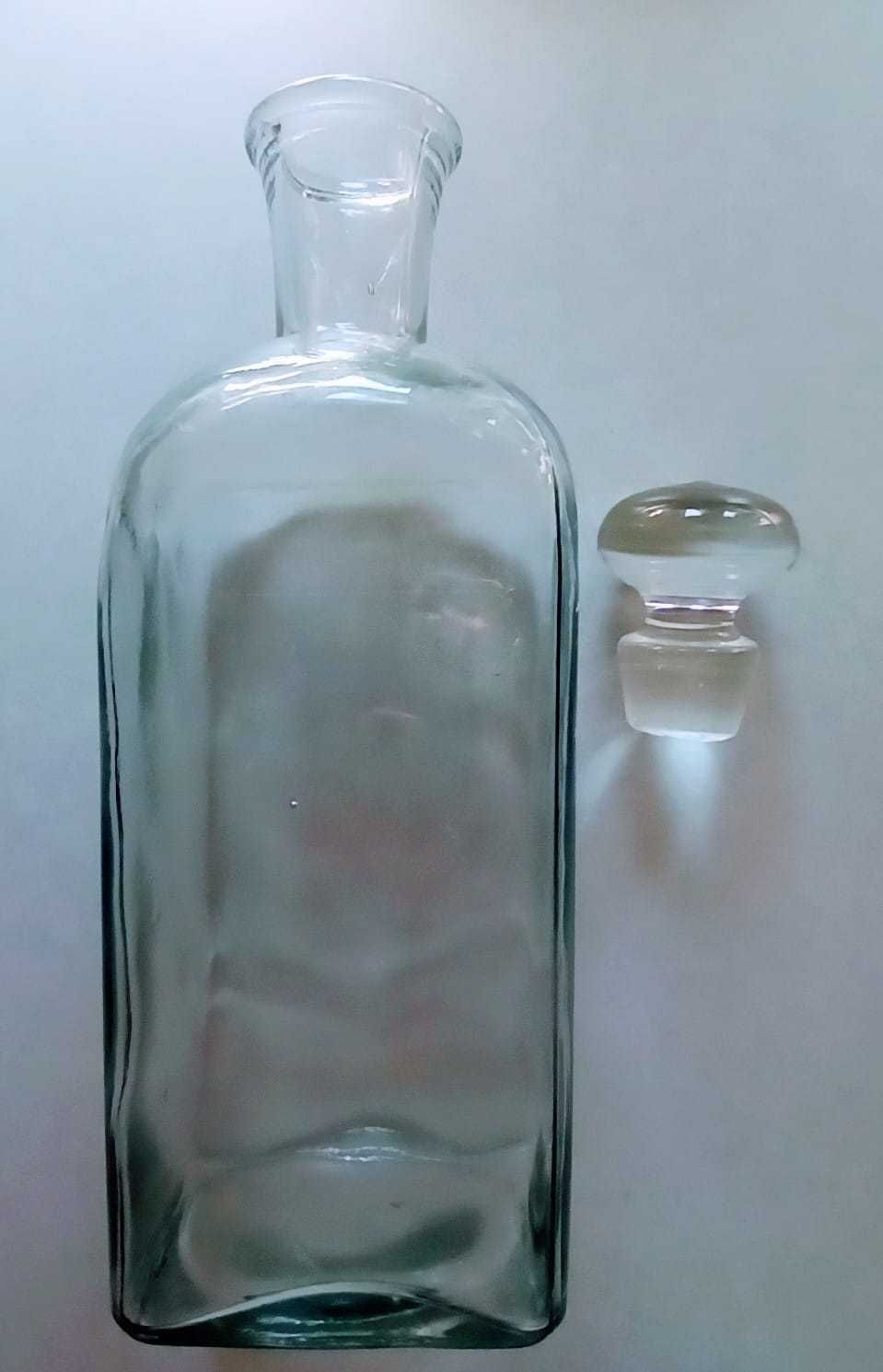 wielka kwadratowa szklana butla karafka z korkiem