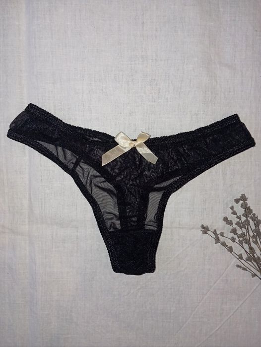 Чорний пеньюар з мереживними вставками