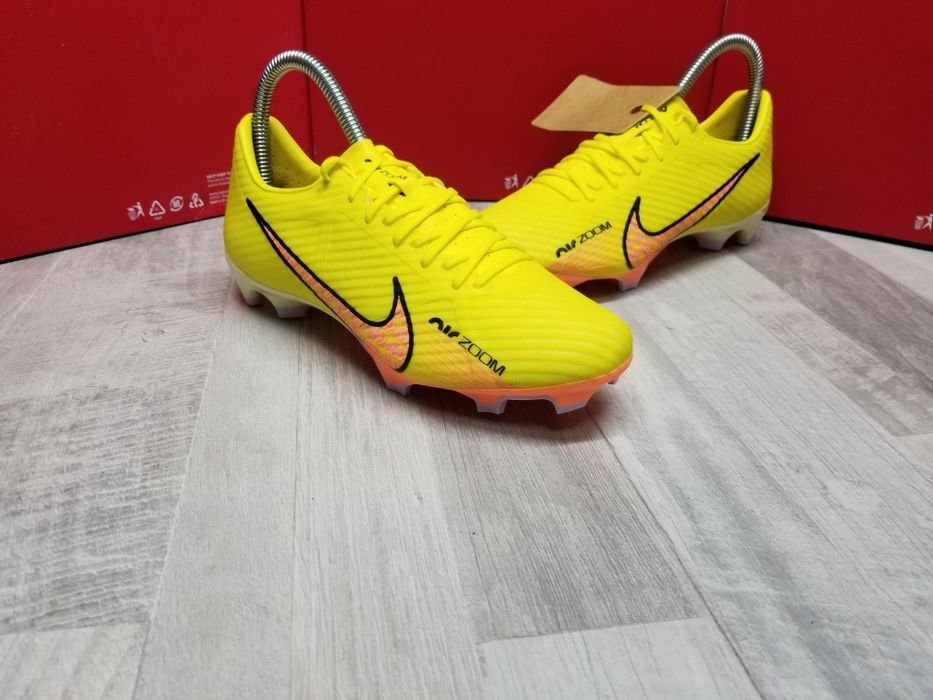 Спортивне взуття.Спортивні носки.Футбольне взуття.Копочки.Футзалки.М'я