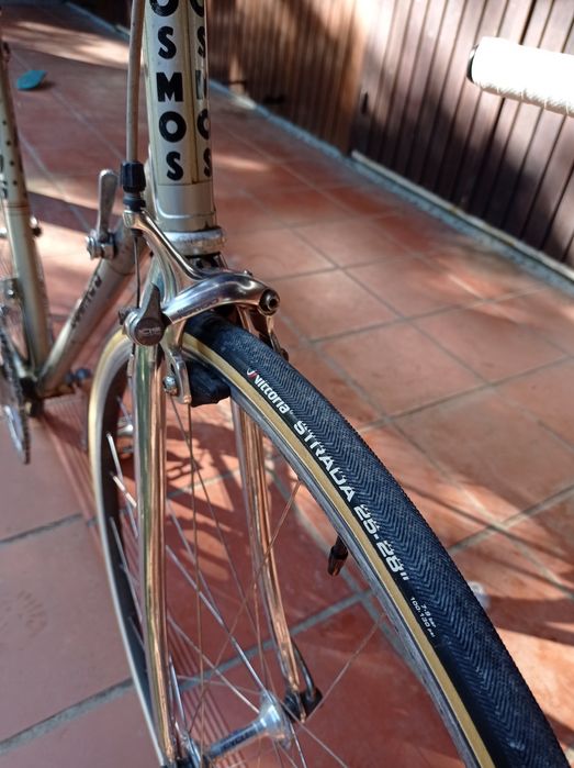 Bicicleta de estrada antiga cosmos