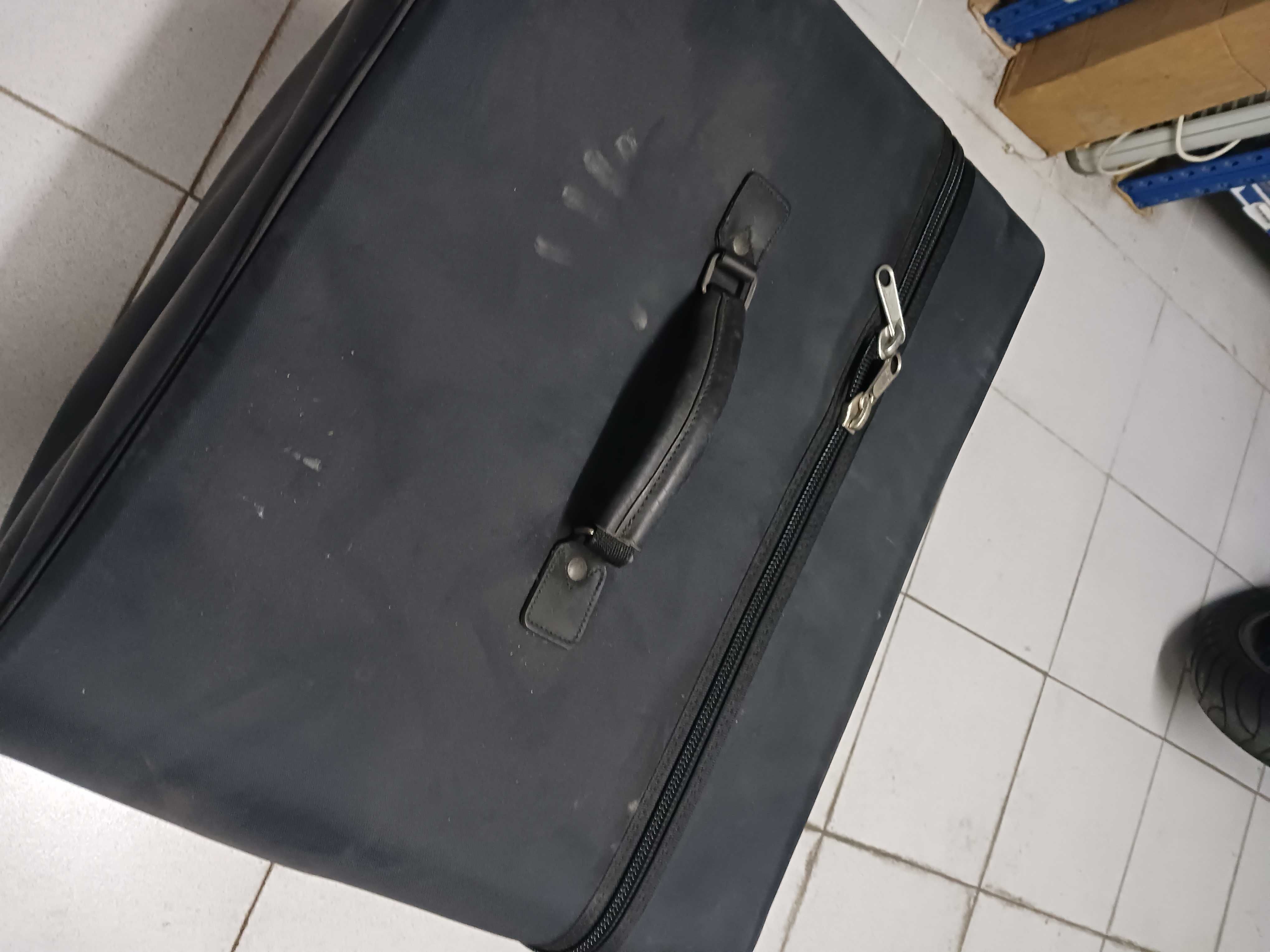 Mala grande em tecido muito resistente com pegas