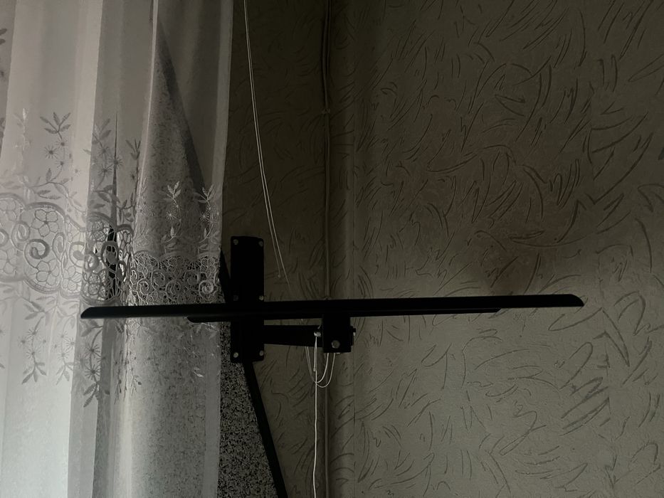 Czarna półka pod TV wieszana