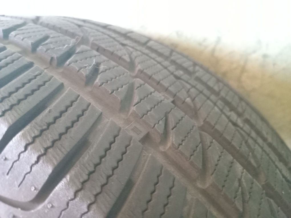 215/50/R17 2024 року ідельний стан  Powertrac Snowstar
