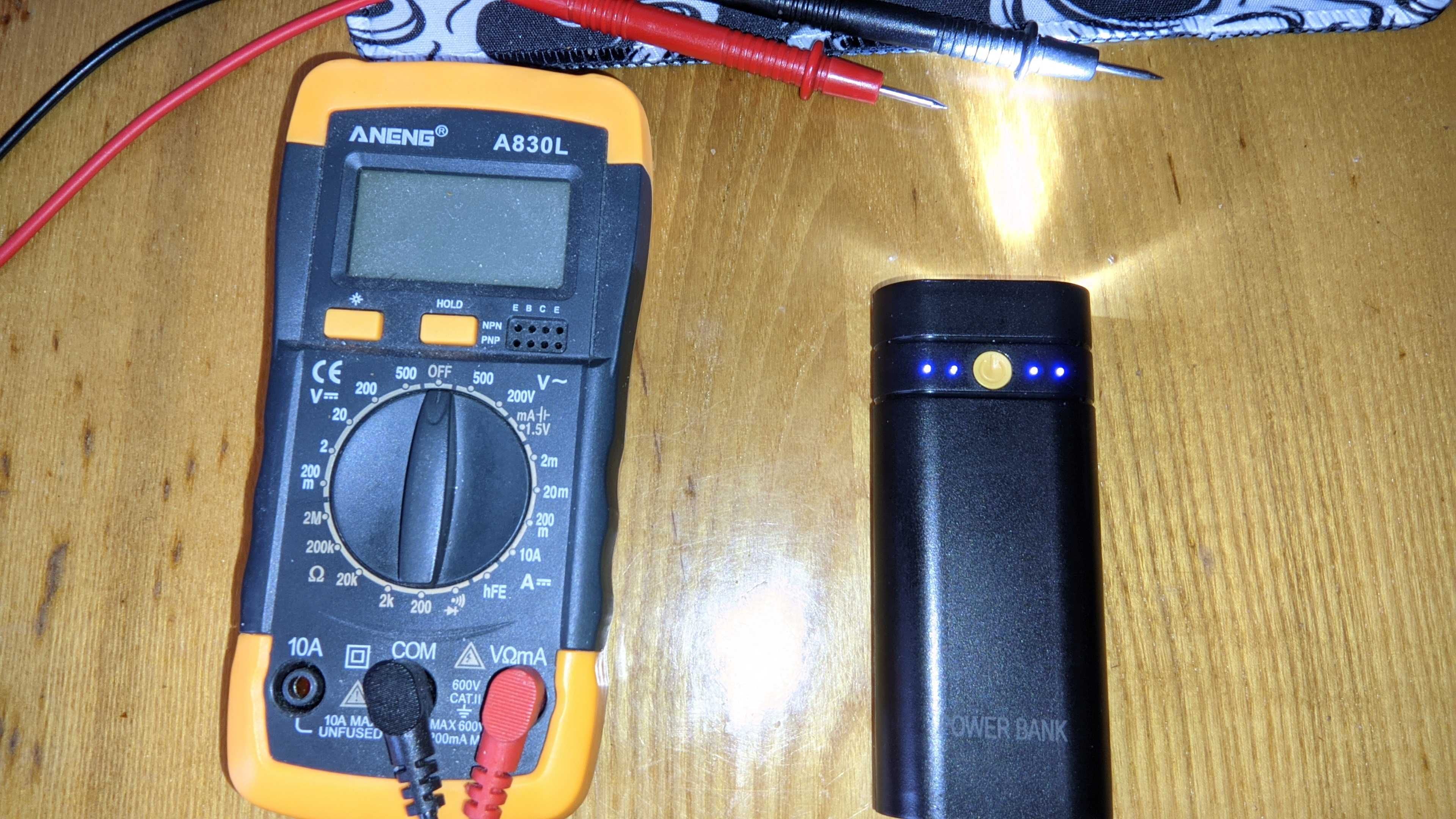 Повербанк mini Power Bank Box 2X18650 . Остался только белый .
