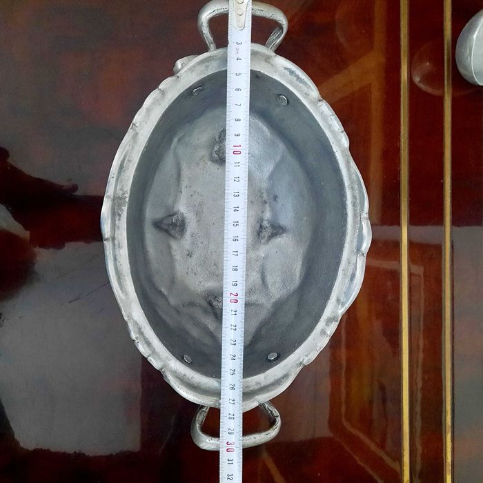 Antiga terrina de alumínio com bandeja.