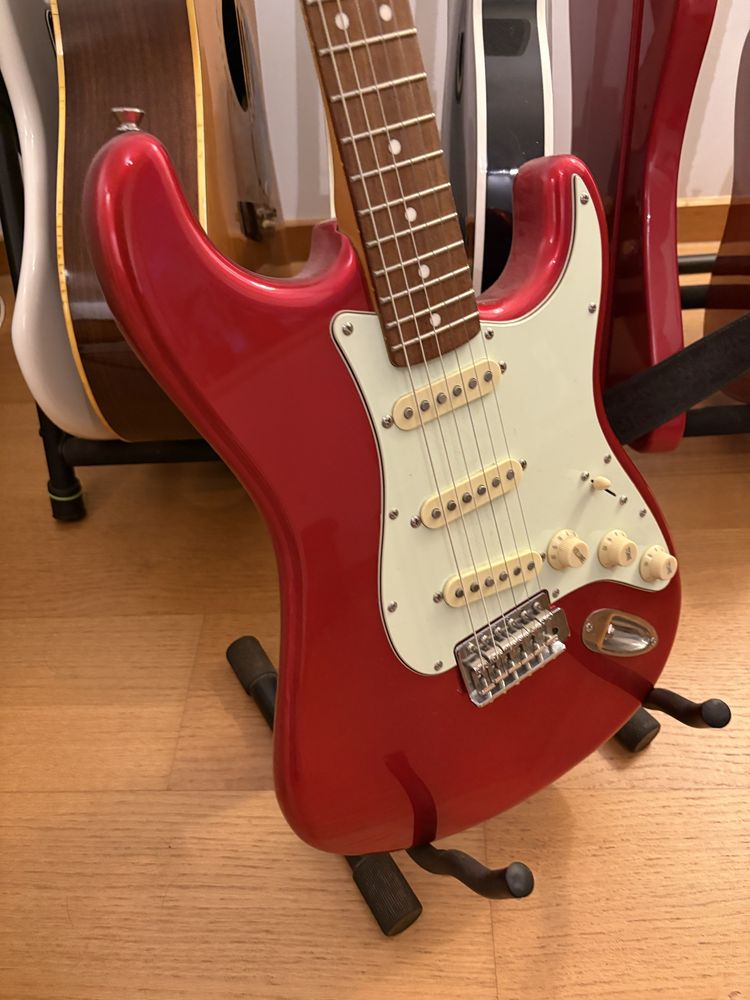 Squier stratocaster candy apple red