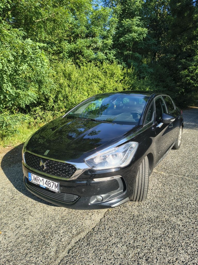 Auto osobowe DS 5