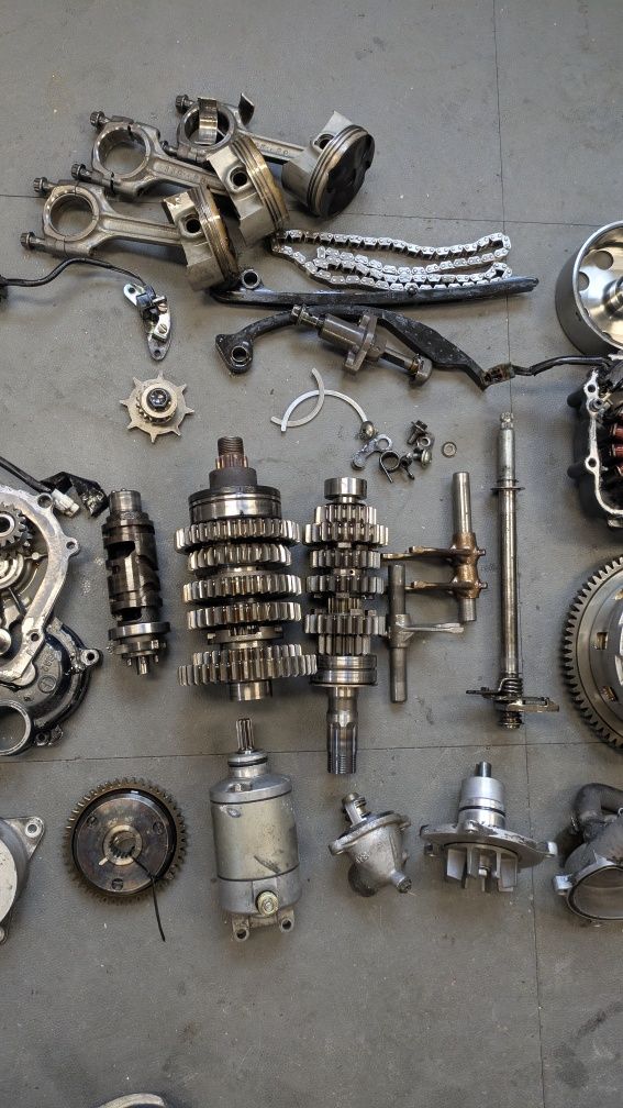 Suzuki GSX-R 750 K2 Silnik na części GSXR głowica skrzynia alternator