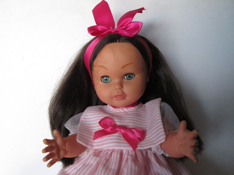 Boneca de porcelana e boneca em borracha