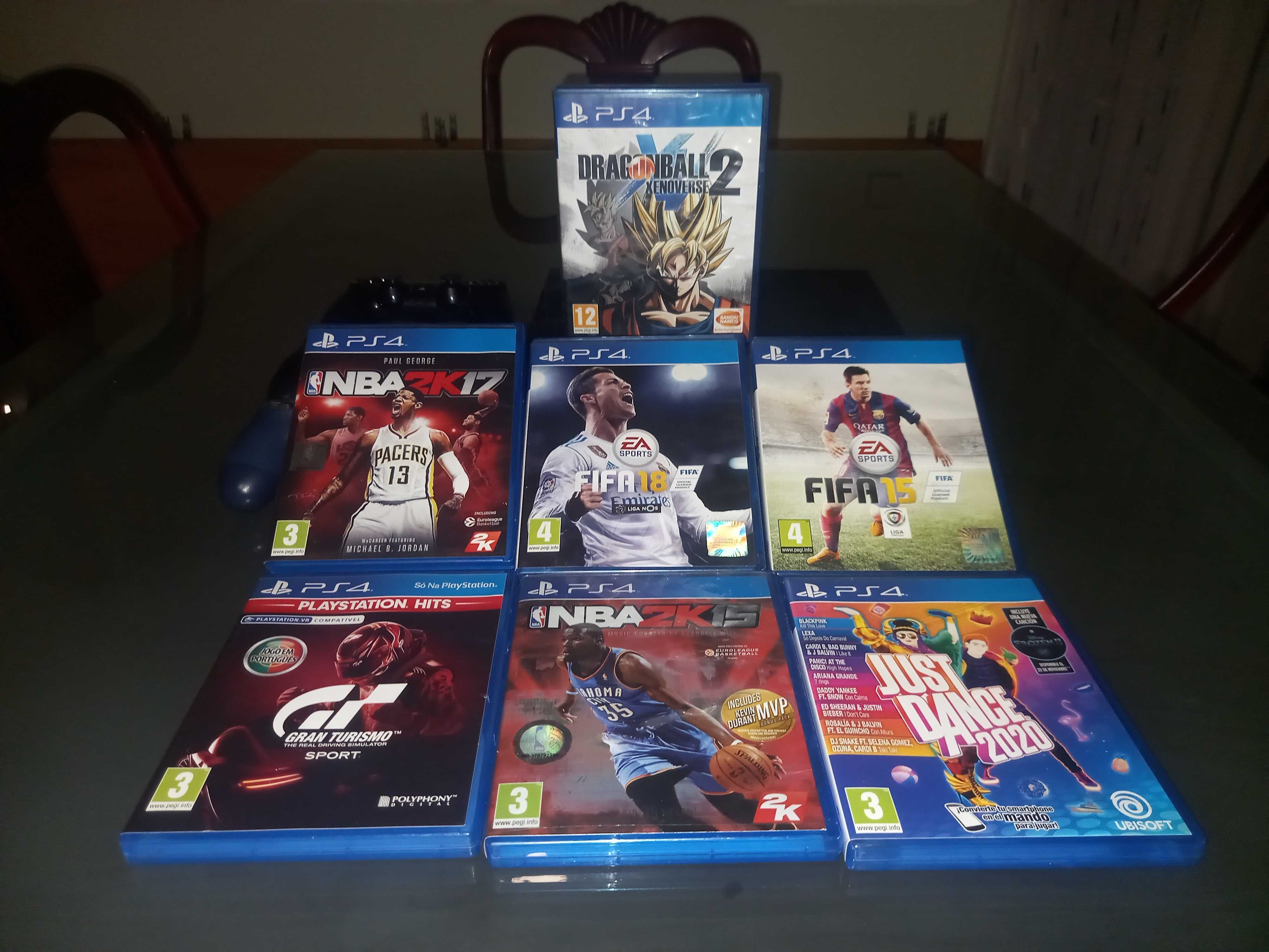 Consola PS4 + 3 comandos + 7 jogos