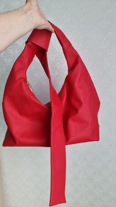 Сумка-хобо червоного кольору з галстуком від LUCKY