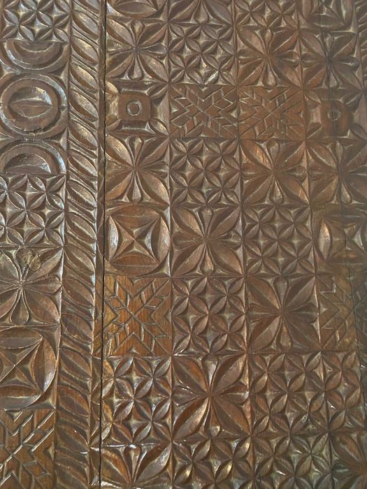 Arca antiga, madeira, toda trabalhada, mesmo atrás. 102x53x53cm