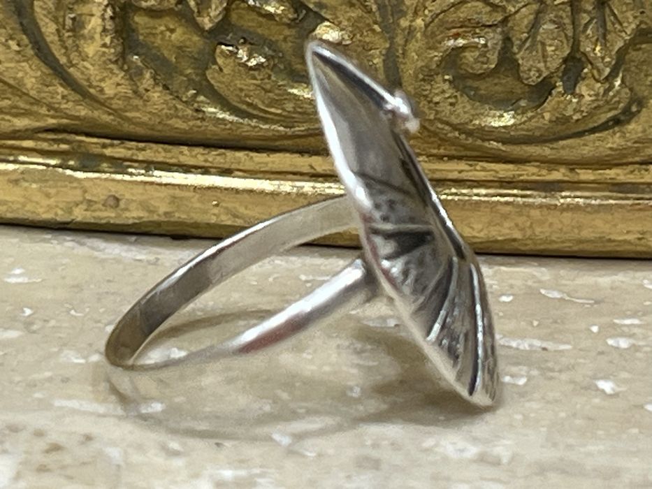 Stary srebrny pierścionek