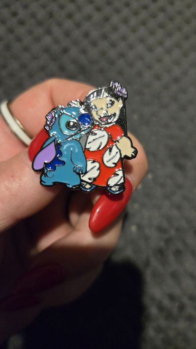 Przypinka Stitch z przyjaciólką..