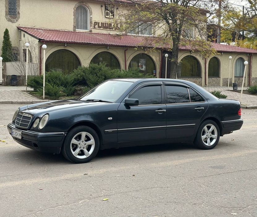 Mercedes-Benz E-Class W210