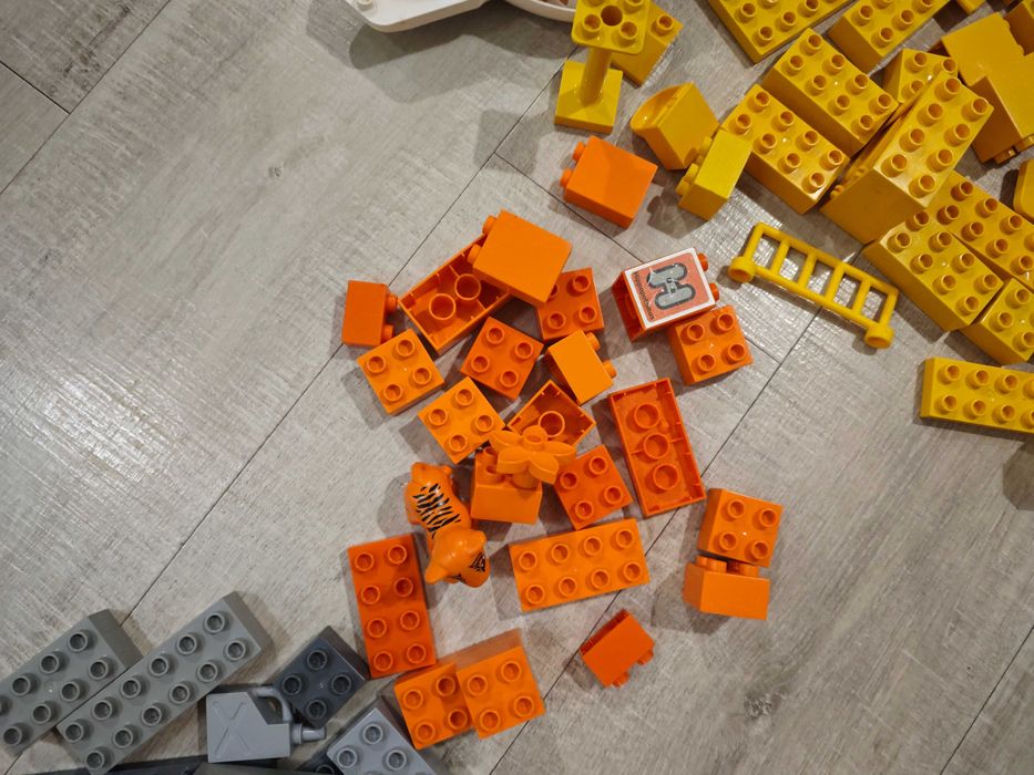 Duży zestaw LEGO DUPLO - setki elementów + figurki – godziny zabawy!