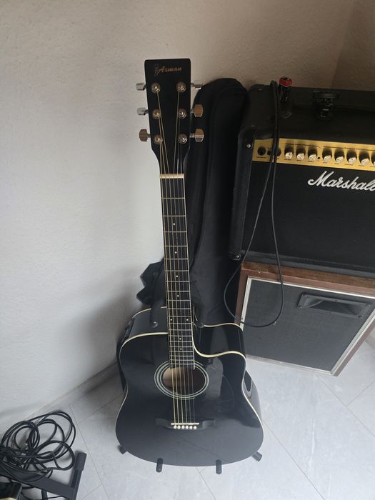 Gitara elektroakustyczna.