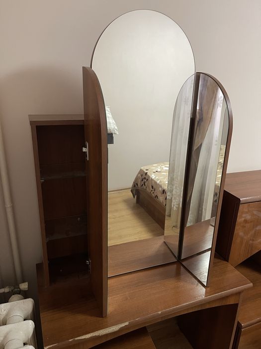 Спальний гарнітур (ліжко, приліжкові тумби, туалетний столик