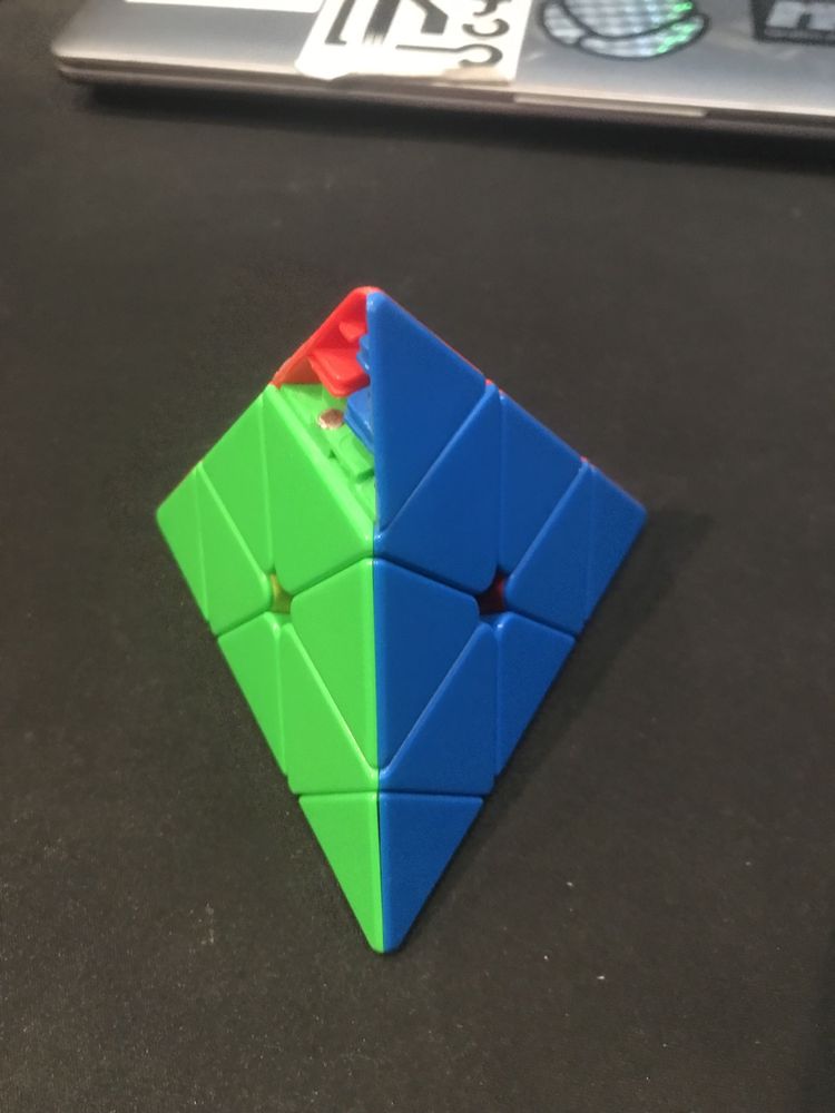 Pyraminx bez jednej zielonej płytki na rogu
