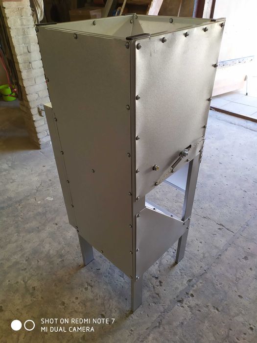 Łuparka do czosnku, rozłupuje czosnek na ząbki