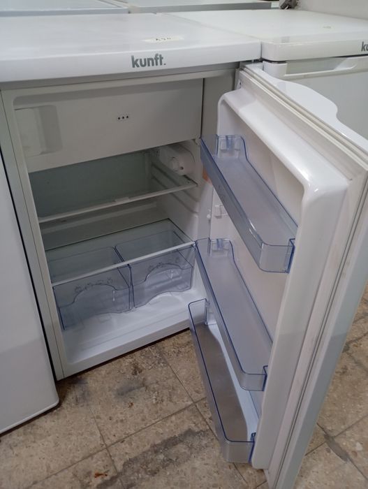 Frigobar ou frigorífico pequeno