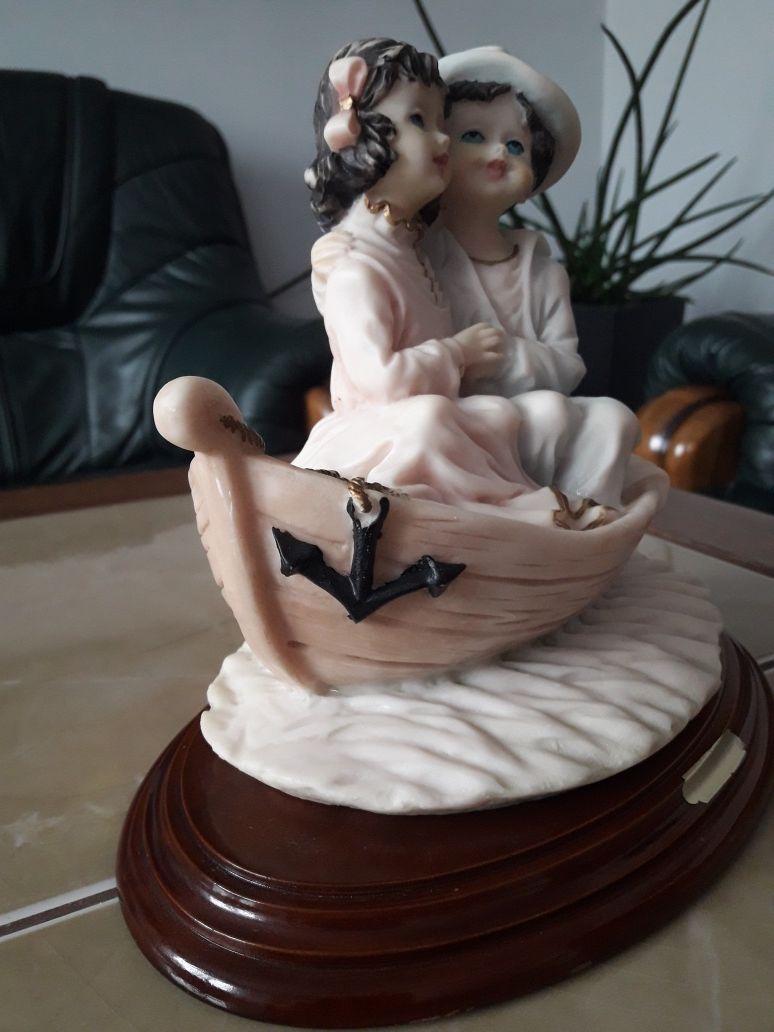 Włoska figurka para zakochanych na łodzi - alabaster