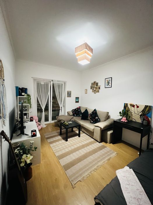 Sofá em L Bege com 2 Puffes