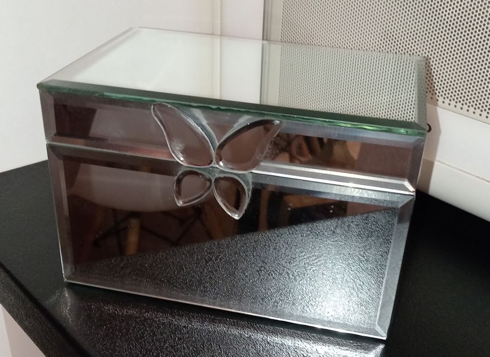 Lustrzana szkatułka na biżuterię. 
Sz