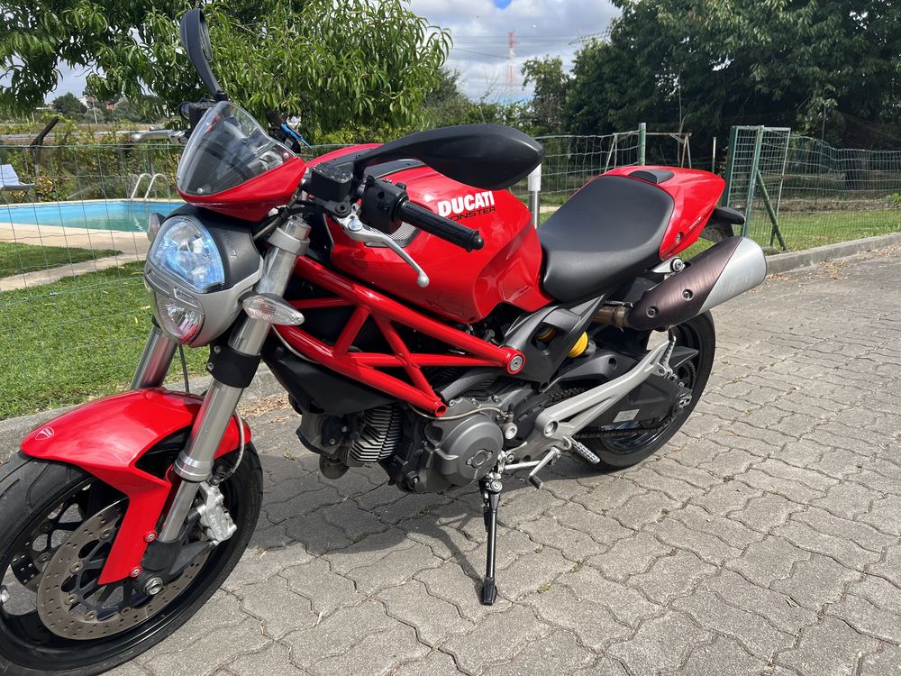 Ducati Monster 696