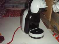Ekspres na kapsułki Mini Me Dolce Gusto + stojak + kapsułki
