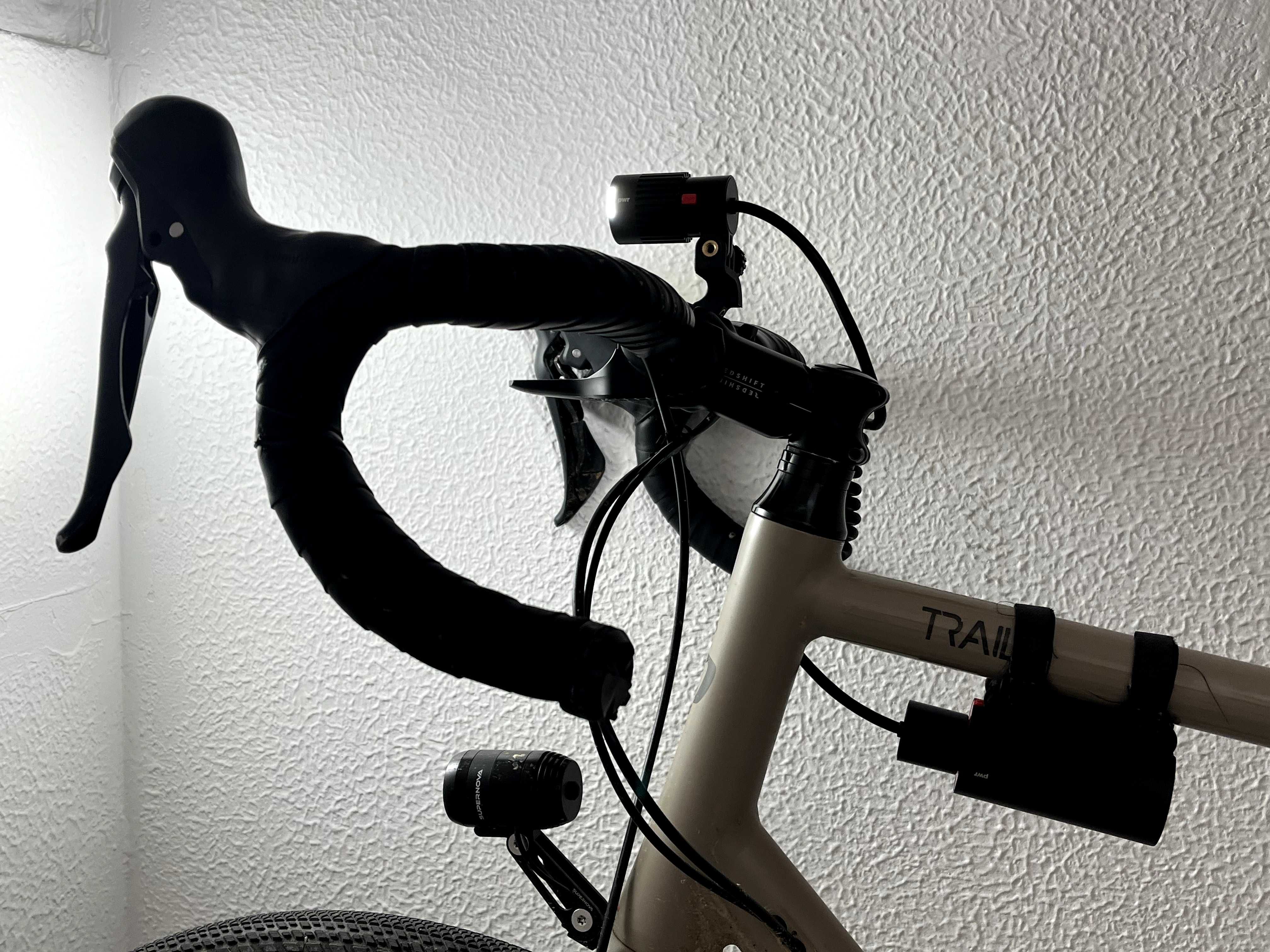 Knog PWR sistema de luz e powerbank para bicicleta