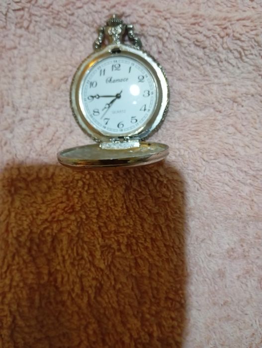 Vendo este relógio muito bonito bom estado