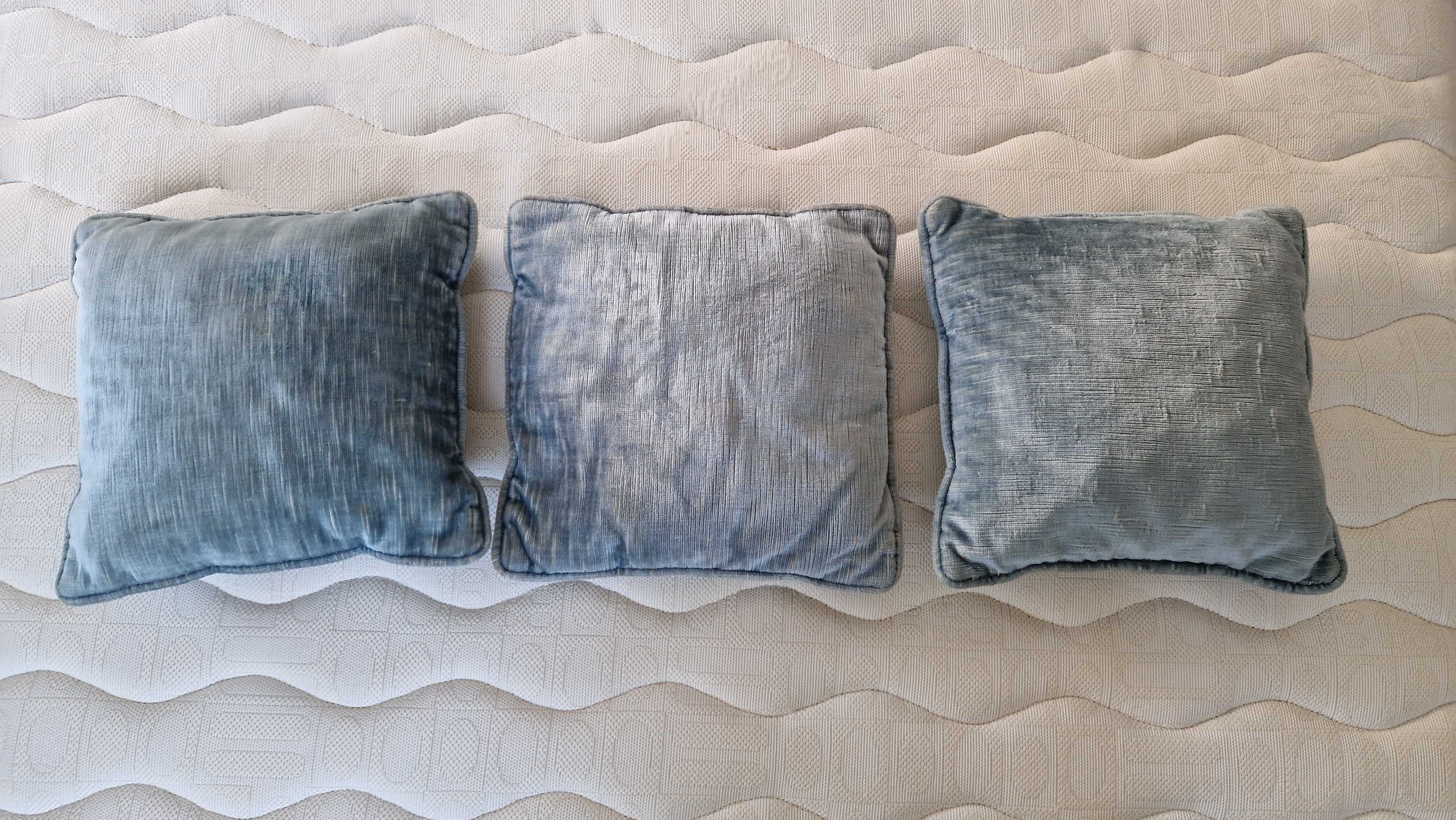 Conjunto 3 almofadas de tecido aveludado azul 
28 cm x 24 cm
