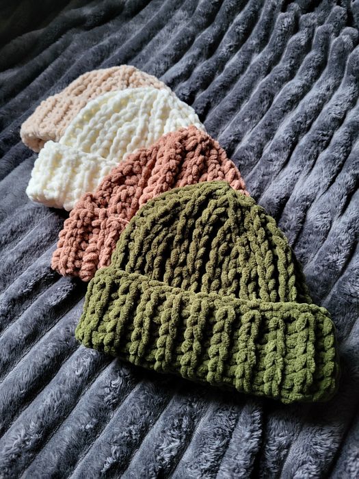 В'язана плюшева шапка