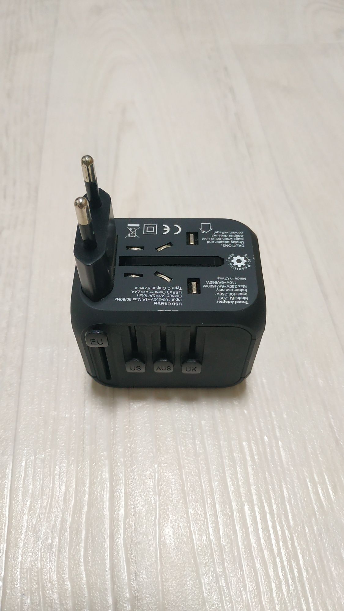 Зарядник TRAVEL adapter with usb