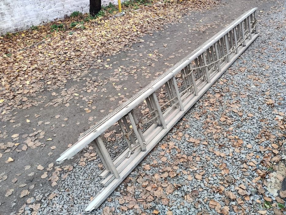 Драбина пожежна (лестница пожарная выдвижная трехсекционная)