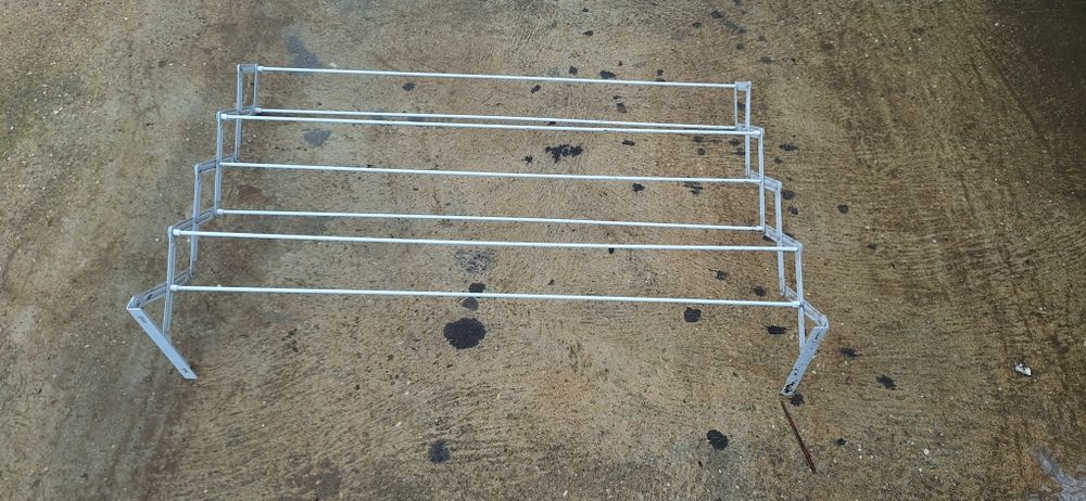 Estendal de parede em bom estado.