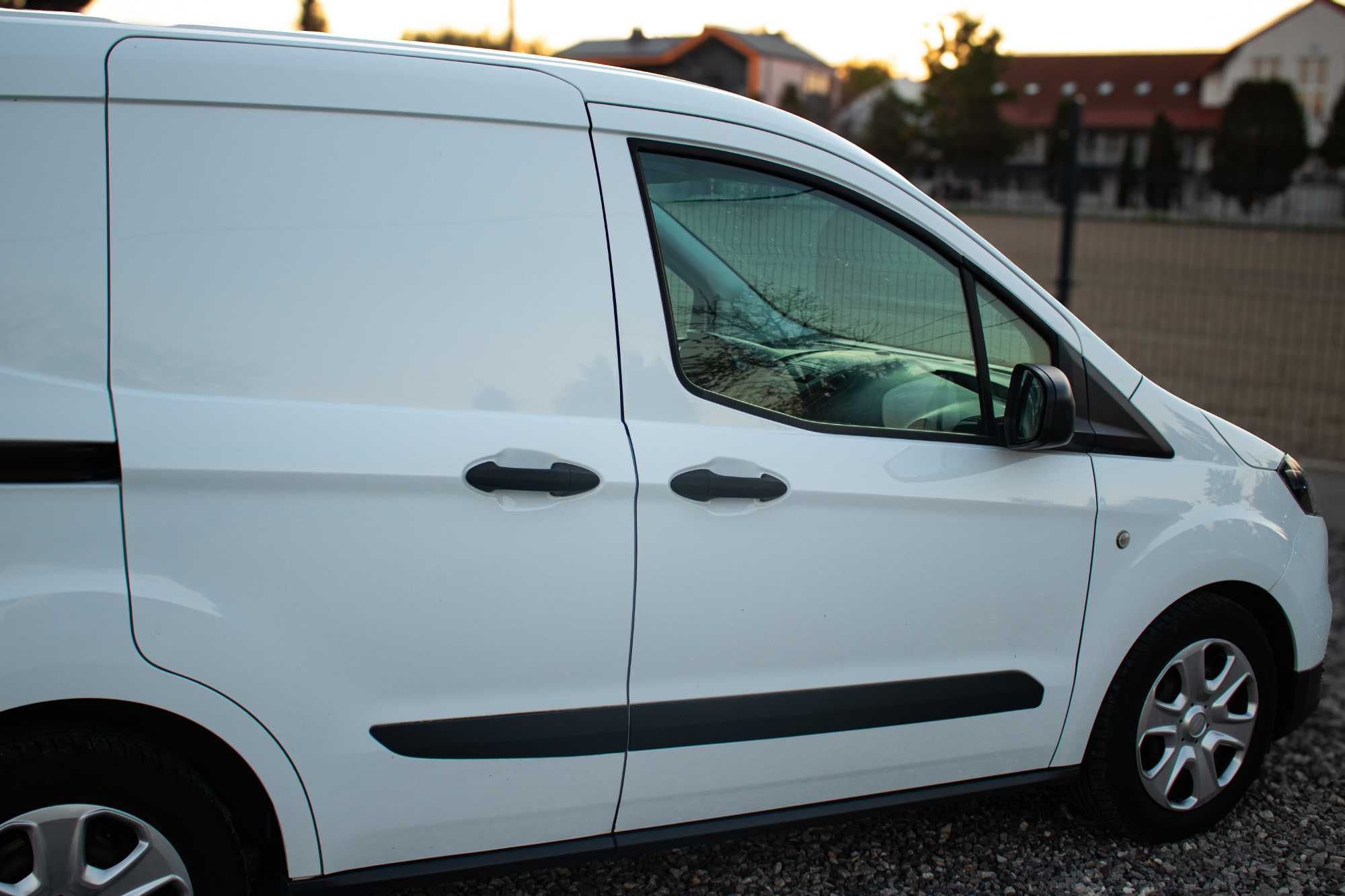 Bus do wynajęcia - Ford Transit Courier