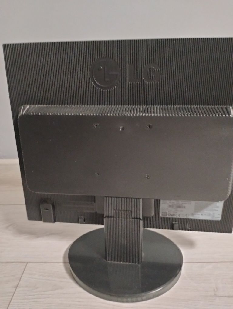 Monitor LG FLATRON L1753S-SF z kablami stan idealny jak nowy 

FLATRON