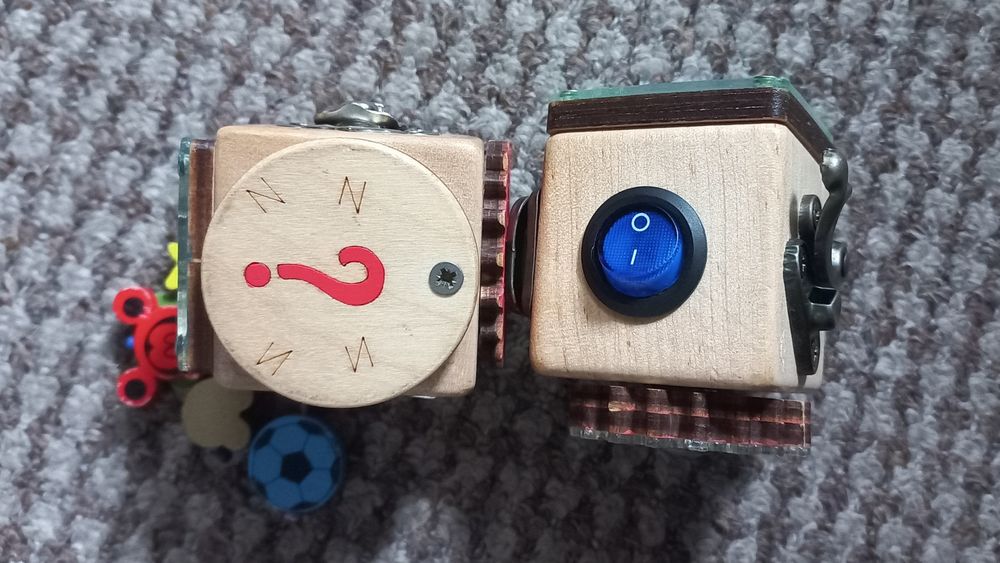 Бізі куби, розвиваючі іграшки