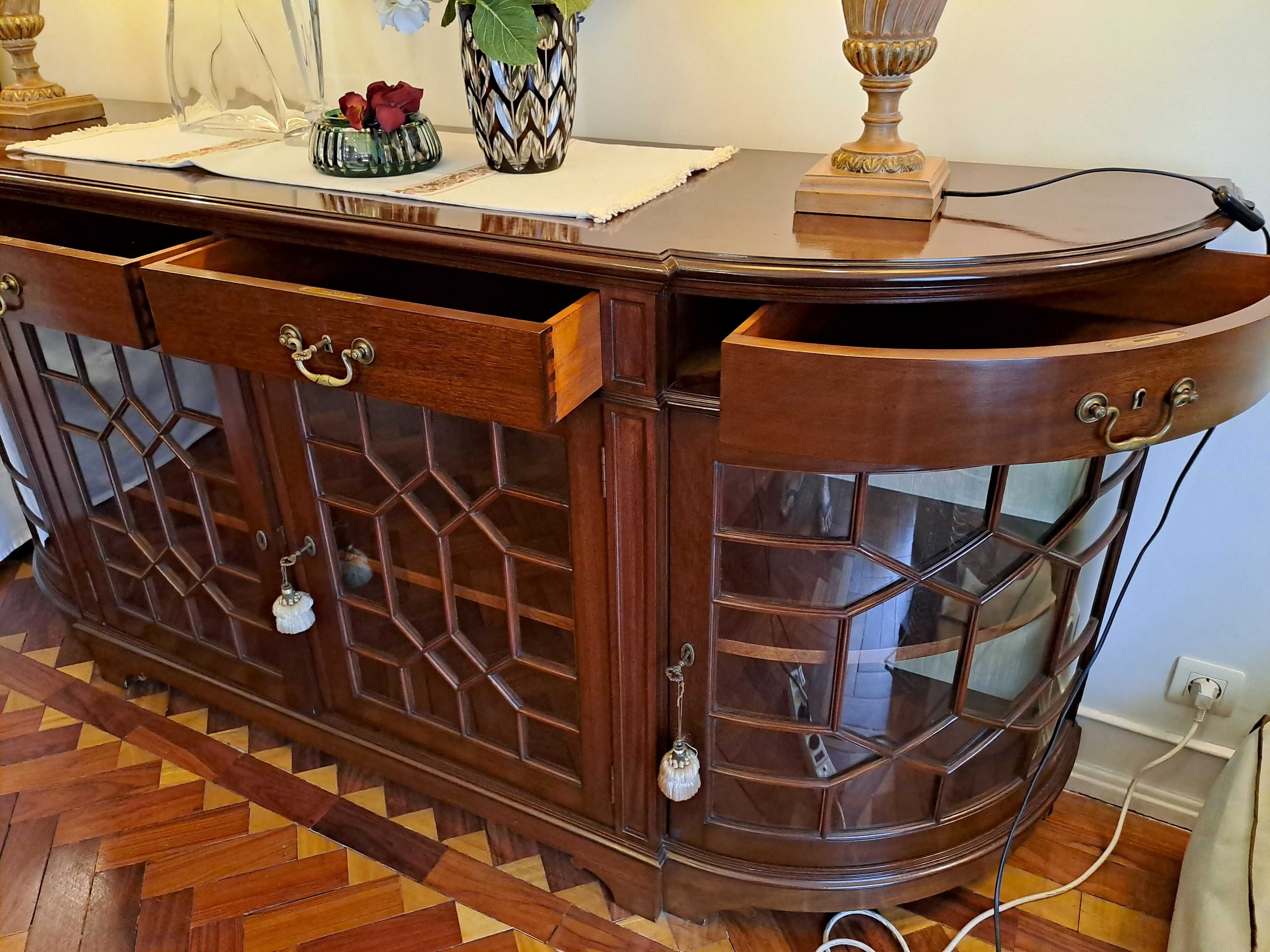 Magnífico Aparador / Sideboard / Cristaleira